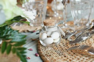 Cadeaux souvenirs pour invités de mariage élégamment présentés