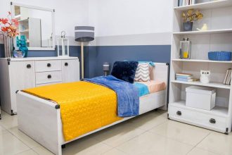 chambre d'enfant moderne avec lit et bureau fonctionnel