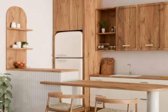 Salle à manger scandinave avec chaises en bois élégantes