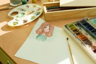 Poster manga personnalisé avec une illustration d'une fille anime en aquarelle