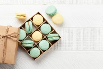 Macarons faits maison présentés dans une boîte cadeau élégante
