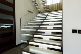 Escalier moderne avec garde-corps en verre élégant et sécurisé