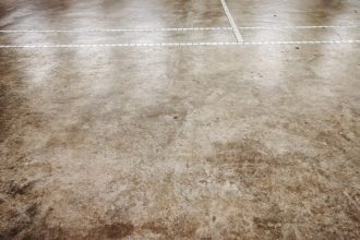 Béton ciré sur dalle avec reflets lumineux dans une maison moderne