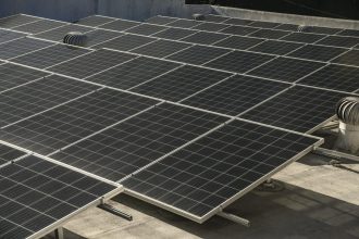 Panneaux solaires installés sur un toit pour une énergie durable