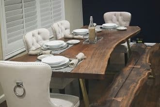 ensemble de table et bancs en bois pour événements festifs et professionnels