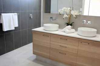Meuble vasque élégant dans une salle de bain moderne avec des orchidées