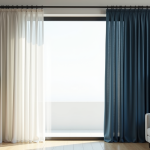 Salon moderne avec rideaux en voile blanc et velours bleu fonce