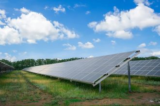 Panneaux photovoltaïques installés sur un toit résidentiel moderne
