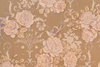 Papier peint marron à motifs floraux sur un mur intérieur