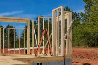 Construction d'une maison en ossature bois moderne et esthétique